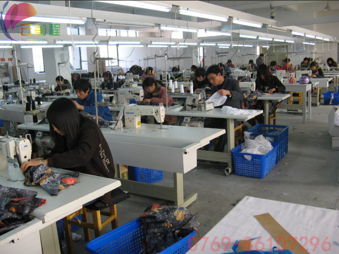校服廠家工作人員即將面臨失業(yè)的危機該如何是好